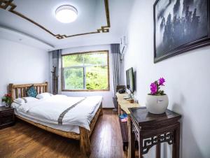 Zhangjiajie YOLO Resort--Within Zhangjiajie National Forest Park客房内的一张或多张床位