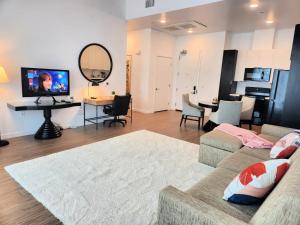 un soggiorno con divano, tavolo e TV di Cityscape Luxury Rental Homes in the Heart of Los Angeles a Los Angeles