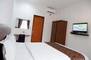 Телевизор и/или развлекательный центр в Hotel Netral Jombang