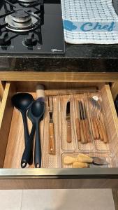 un cajón con cuchillos y utensilios en la cocina en STUDIO PORTO PRIME PREMIUM, en Porto de Galinhas