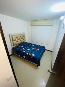 1 dormitorio pequeño con 1 cama en una habitación en Apto Amoblado Caney, en Cali