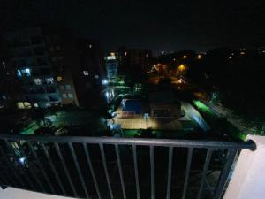 - Balcón con vistas a la ciudad por la noche en Apto Amoblado Caney, en Cali