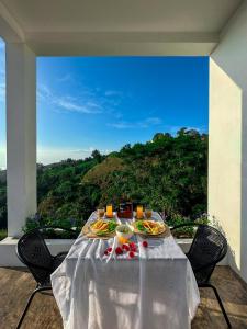 stół z talerzami żywności na balkonie w obiekcie Above the clouds - Doi mae mon 