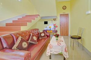 een woonkamer met een bank en een tafel bij OYO Shirdi Sai Guest House in Kamakhya