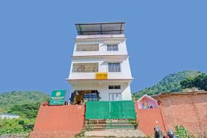 un edificio al lado de una colina en OYO Shirdi Sai Guest House, en Kamakhya