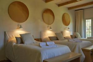 2 Betten in einem Zimmer mit Spiegeln an der Wand in der Unterkunft Hestia At San Antonio De Areco I Estancia Paraso in San Antonio de Areco + 20 Fotos