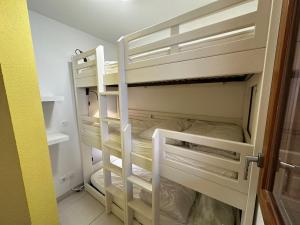 a small bedroom with a bunk bed in a room at Appartement Vars, 2 pièces, 6 personnes - FR-1-773-19 in Vars