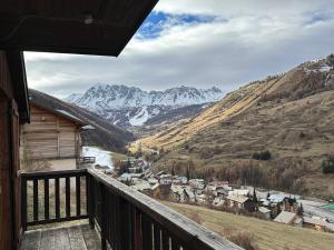 einen Balkon eines Hauses mit Bergblick in der Unterkunft Appartement Vars, 3 pièces, 8 personnes - FR-1-773-14 in Vars