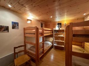 Zimmer mit Etagenbetten in einer Hütte in der Unterkunft Appartement Vars, 3 pièces, 8 personnes - FR-1-773-14 in Vars