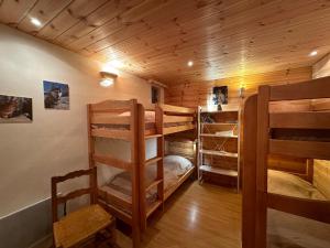 a room with bunk beds in a cabin at Appartement Vars, 3 pièces, 8 personnes - FR-1-773-14 in Vars