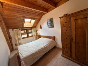 ein kleines Schlafzimmer mit einem Bett und einer Holzdecke in der Unterkunft Appartement Vars, 2 pièces, 4 personnes - FR-1-773-4 in Vars