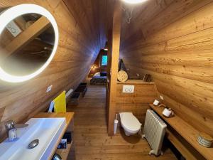 baño de madera con lavabo y aseo en Chalet Vars, 5 pièces, 12 personnes - FR-1-773-6, en Vars