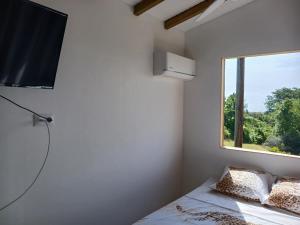 Camera con letto, finestra e TV di Haven Paradise a Sainte-Anne