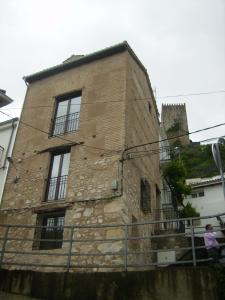 カソルラにあるTorre Del Inquisidorの窓と塔のある古いレンガ造りの建物