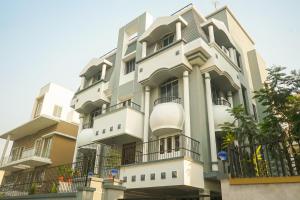 un edificio blanco con balcones en un lateral en Super Collection O D'Villa, en Pune