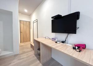 TV a/nebo společenská místnost v ubytování Yan Bin Hotel