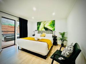 una camera da letto con un letto grande e un balcone di Charming 1BR Granny Flat Conveniently Located near Knox Shopping Center a Wantirna South