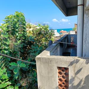 Vom Balkon eines Hauses genießen Sie Meerblick. in der Unterkunft Blue Waves HomeStay in Puducherry