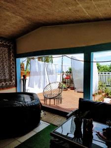 a living room with a porch with a swing at La maison zen in Sainte-Marie