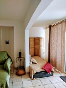 ein Schlafzimmer mit einem Bett in der Ecke eines Zimmers in der Unterkunft La maison zen in Sainte-Marie