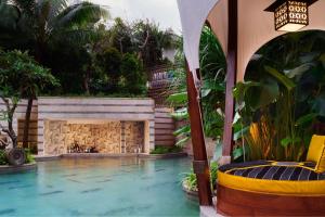 Der Swimmingpool an oder in der Nähe von The St. Regis Jakarta