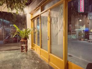 台南的住宿－燕賓大旅社，外面有盆栽植物的商店的前门