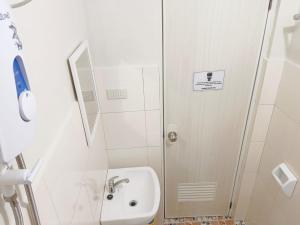 La petite salle de bains est pourvue d'un lavabo et d'une douche. dans l'établissement #2 Green Room Inn Siargao, à General Luna