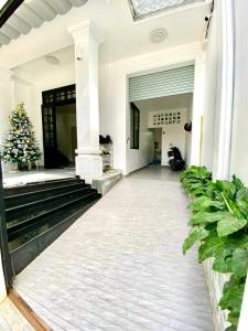 einen Flur eines Hauses mit einem Weihnachtsbaum in der Unterkunft ANH’s HOUSE in Hue