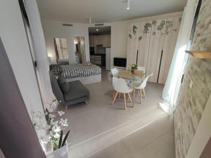 un salon avec une table et une chambre dans l'établissement Estudio Urbano Parking free, à Malaga 13 autres photos