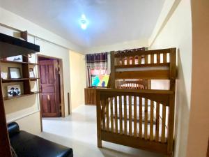 Habitación con cama elevada y escalera. en Backpackers hostel and transient house, en Nangalisan