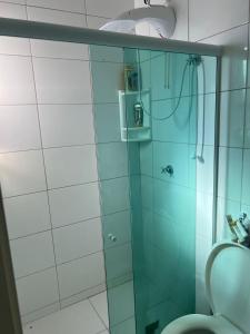 ein Bad mit einer Glasdusche und einem WC in der Unterkunft Casa Condominio Fechado - Barra dos Coqueiros in Barra dos Coqueiros