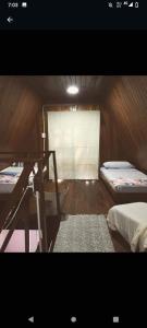 Zimmer mit 2 Betten, einem Tisch und einem Fenster in der Unterkunft La alpina playa nebel in Concordia