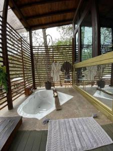 Habitación grande con bañera en una casa en Moderna cabaña con Jacuzzi, en Huasca de Ocampo
