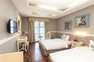 Habitación de hotel con 2 camas y TV en Corner 280, en Ho Chi Minh