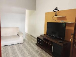 TV a/nebo společenská místnost v ubytování Você a poucos minutos das melhores praias