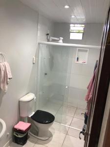 La salle de bains est pourvue de toilettes et d'une douche en verre. dans l'établissement Praia de Ponta de Pedras, vista privilegiada!, à Goiana