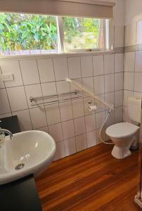 La salle de bains est pourvue d'un lavabo et de toilettes. dans l'établissement Tranquil and cosy guest house, à Oakleigh East