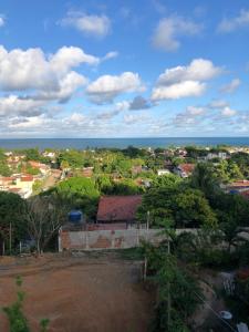 - une vue sur une ville arborée et l'océan dans l'établissement Praia de Ponta de Pedras, vista privilegiada!, à Goiana