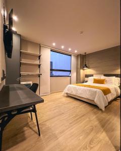 佩雷拉的住宿－Balmoral Plaza Hotel，一间卧室配有一张床、一张书桌和一个楼梯
