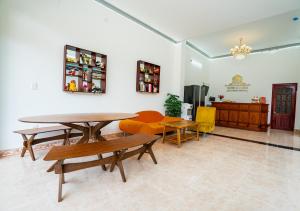 een woonkamer met een tafel en stoelen bij The Sun Long Hai Hotel in Long Hai