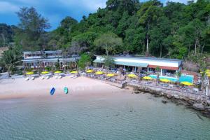 One Beach Resort في كوه رونغ ساملوم: اطلالة جوية على منتجع على شاطئ
