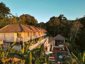 uma vista aérea de um resort com árvores em La Gautch Bungalow em Nusa Lembongan