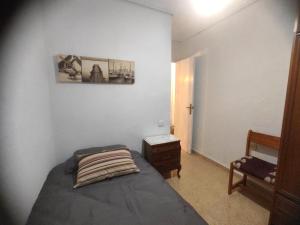- une chambre avec un lit et une photo sur le mur dans l'établissement Apartamento Sants de la Piedra, à Sagonte