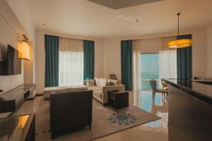 un ampio soggiorno con divano e un soggiorno con di Voyage Two Bedroom In Fairmont a Abu Dhabi