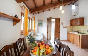 een keuken met een tafel en een fruitschaal bij Awesome Home In Morlesco With Wifi in Morleschio