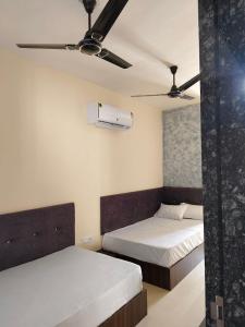Postel nebo postele na pokoji v ubytování Jawai Rock Hotel
