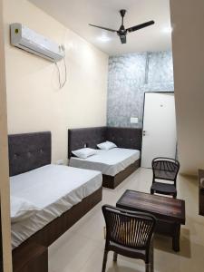 Postel nebo postele na pokoji v ubytování Jawai Rock Hotel