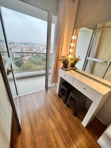 a room with a desk and a large window at Habitaciones privadas con vista al parque castilla in Lima