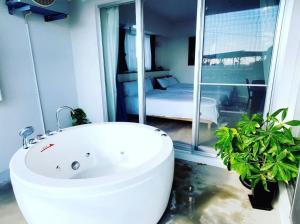 Bilik mandi di 奥武島の浅築マンション 1フロア貸し切り BBQ可能 短い橋で島へアクセス テラスで海を楽しむ coco アイランド +90 gambar