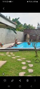 um par de pessoas sentadas numa piscina em Ocean View tourist guest house Negombo em Negombo